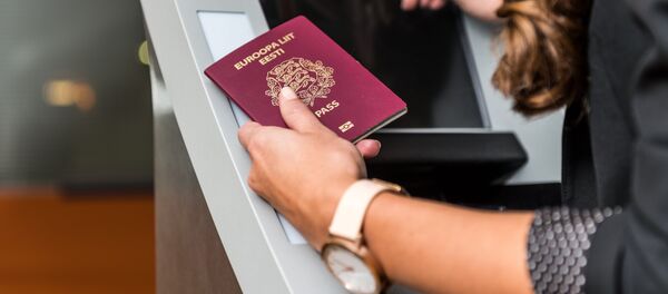 Девушка с паспортом гражданина Эстонской Республики, архивное фото - Sputnik Литва