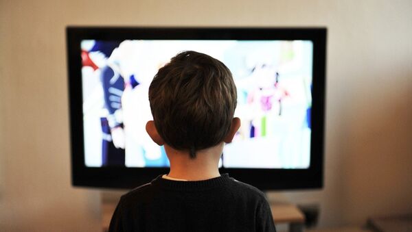 Мальчик перед экраном телевизора - Sputnik Lietuva
