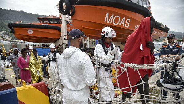 Спасатели помогают мигрантам, прибывающим через море - Sputnik Lietuva
