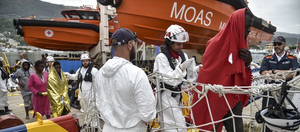 Спасатели помогают мигрантам, прибывающим через море Спасатели помогают мигрантам, прибывающим через море - Sputnik Lietuva