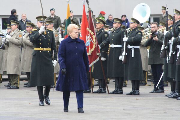 Президент Литвы Даля Грибаускайте обходит строй роты почетного караула - Sputnik Литва