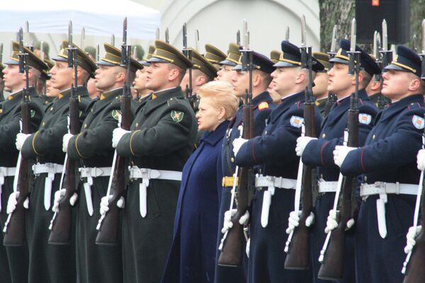 Президент вместе с бойцами в строю поют гимн Литвы - Sputnik Lietuva