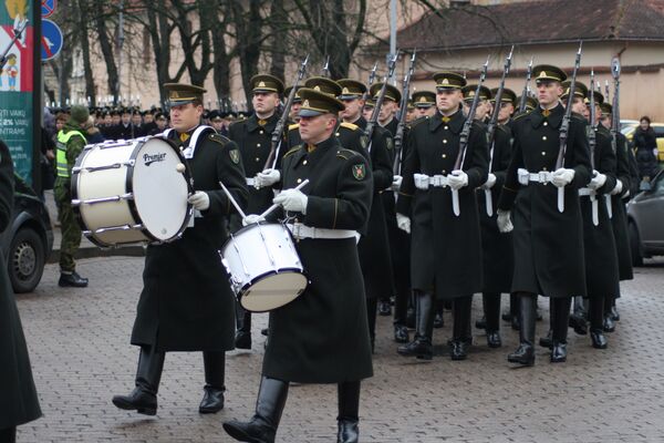 Барабанщики идут впереди роты почетного караула Вооруженных сил Литвы - Sputnik Литва