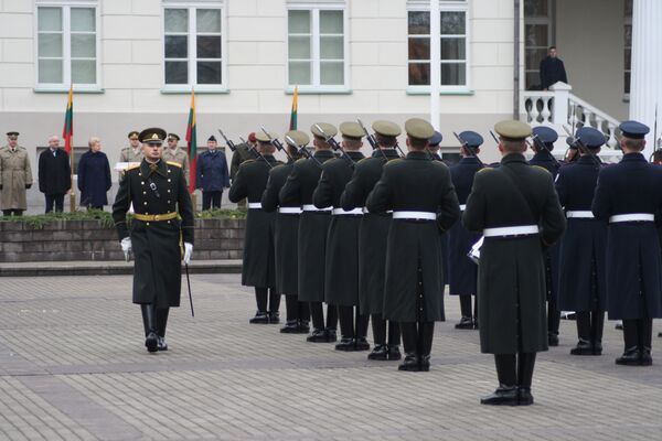 Взвод пехотинцев перед высшим командным составом литовской армии - Sputnik Литва