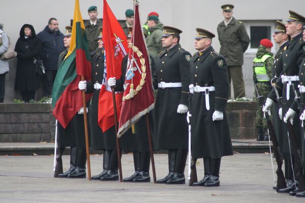 Знамена роты почетного караула на площади Дауканто - Sputnik Литва