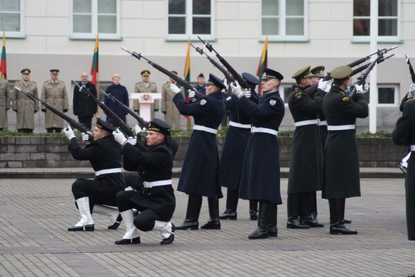 Бойцы роты почетного караула демонстрируют фигуру построения перед залпом из винтовок - Sputnik Lietuva