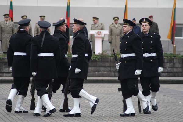Моряки Военно-морского флота Литвы на площади Дауканто перед президентским дворцом - Sputnik Lietuva