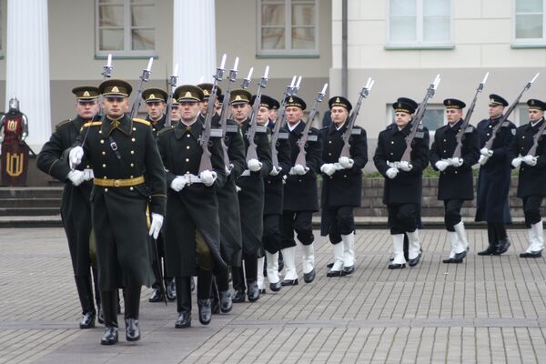Рота почетного караула торжественным маршем завершает парад - Sputnik Литва
