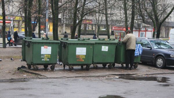 Бомж у мусорных баков в микрорайоне Науининкай Вильнюса - Sputnik Литва