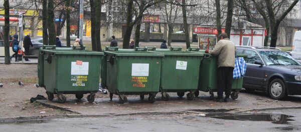 Бомж у мусорных баков в микрорайоне Науининкай Вильнюса - Sputnik Литва