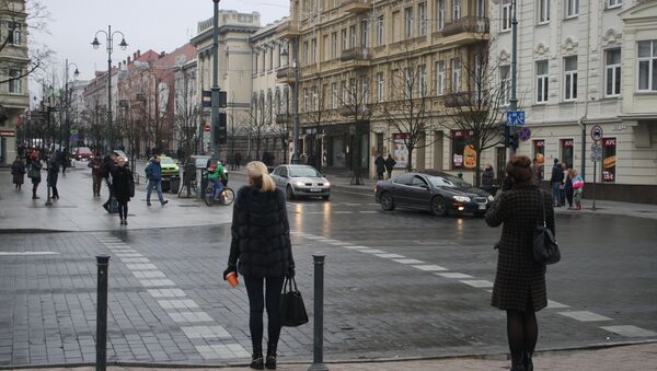 Пешеходы на перекрестке Кафедральной площади и проспекта Гедиминаса - Sputnik Литва