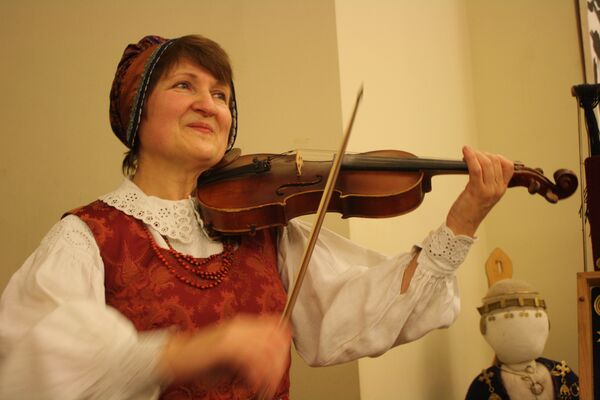 Скрипка — традиционный инструмент литовских фольклорных ансамблей - Sputnik Lietuva