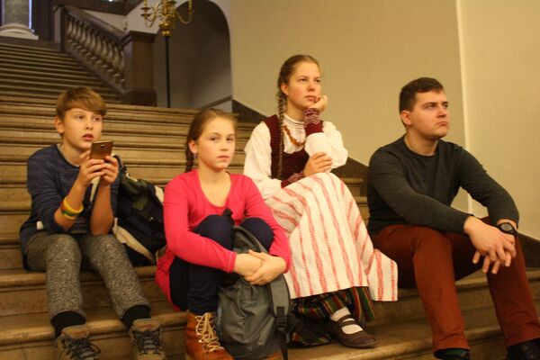 Зрители наблюдают за выступлением артистов - Sputnik Lietuva