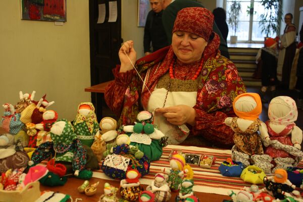 Мастерица шьет традиционные матерчатые куклы - Sputnik Lietuva