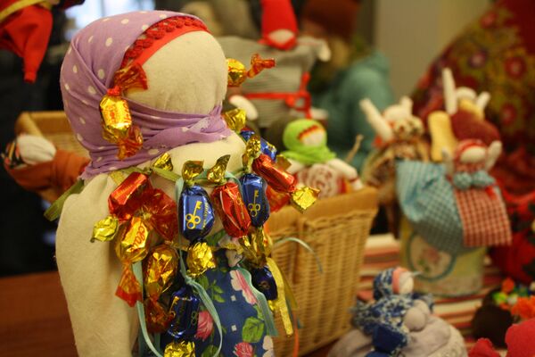 Рождественских тряпчаных кукол по традиции украшают конфетами - Sputnik Lietuva
