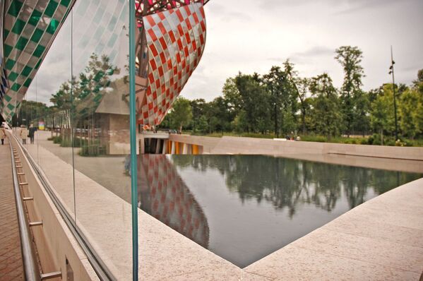 Фонтан и стеклянный забор у входа в музей фонда Louis Vuitton в Париже - Sputnik Литва