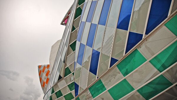 Вид фасада музея Louis Vuitton с временными цветовыми инсталляциями - Sputnik Литва