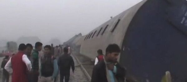 Пассажирский поезд сошел с рельсов в Индии. Кадры с места ЧП Пассажирский поезд сошел с рельсов в Индии. Кадры с места ЧП - Sputnik Литва