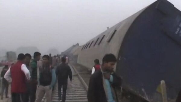 Пассажирский поезд сошел с рельсов в Индии. Кадры с места ЧП - Sputnik Литва