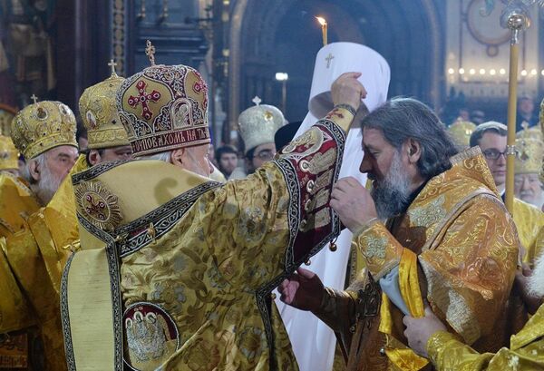 Патриарх РПЦ возлагает митрополичий клобук на голову Иннокентия - Sputnik Литва