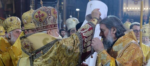 Патриарх РПЦ возлагает митрополичий клобук на голову Иннокентия Патриарх РПЦ возлагает митрополичий клобук на голову Иннокентия - Sputnik Литва