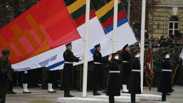Флаги трех родов войск литовской армии на флагштоках - Sputnik Литва