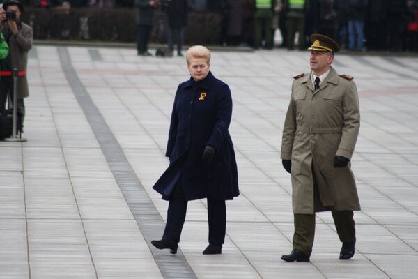 Президент Литвы Даля Грибаускайте обходит строй военных перед парадом - Sputnik Литва