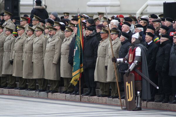 Ветераны вооруженных сил Литвы наблюдают за парадом - Sputnik Литва