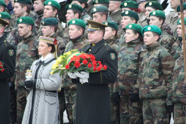 Солдат с венком, который возложат к мемориалу погибшим защитникам Литвы - Sputnik Литва