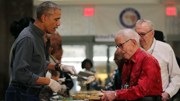 Барак Обама раздает индейку ветеранам в День благодарения в США - Sputnik Литва