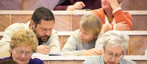 Взрослые за учебой - Sputnik Литва