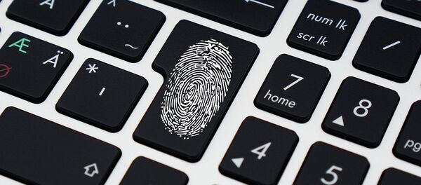Отпечаток пальца на клавиатуре - Sputnik Литва