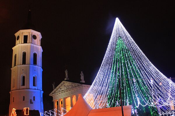 Рождественская елка на фоне Кафедрального собора - Sputnik Литва