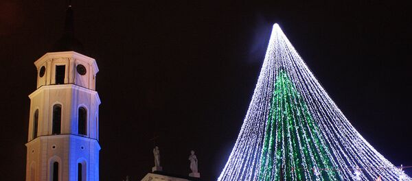 Рождественская елка на фоне Кафедрального собора Рождественская елка на фоне Кафедрального собора - Sputnik Литва