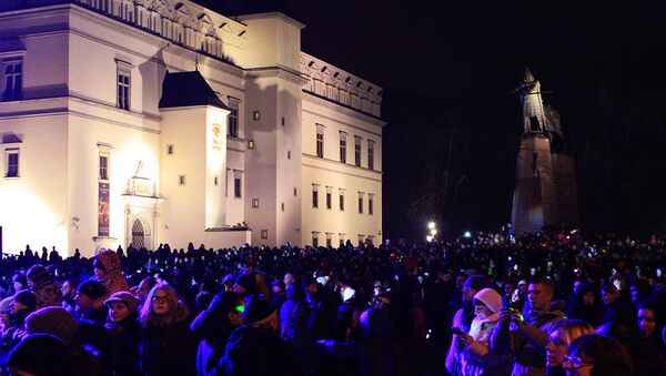 Жители Вильнюса и гости на Кафедральной площади в момент зажжения Рождественской елки - Sputnik Литва