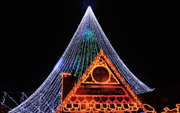 Kalėdinis miestelis šalia eglės - Sputnik Lietuva