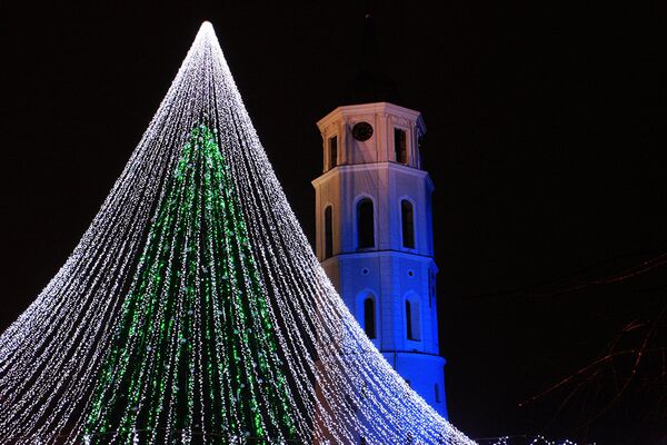 Рождественская елка на фоне колокольни - Sputnik Литва