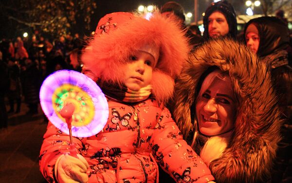 Mama atsiedė dukrą į eglės įžiebimo šventę - Sputnik Lietuva
