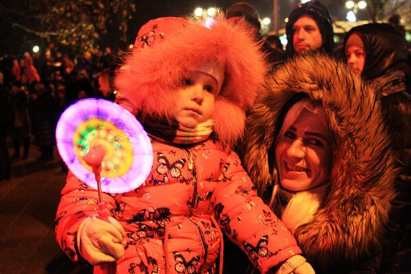 Мама привела дочку на праздник зажжения рождественской елки - Sputnik Литва