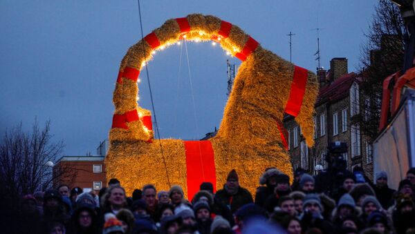 Соломенный рождественский козел Евлебокен из шведского города Евле - Sputnik Литва