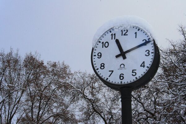 Уличные часы в снегу - Sputnik Литва
