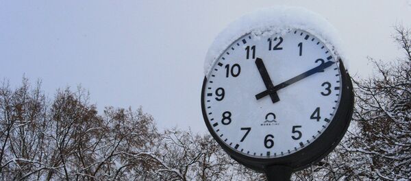 Уличные часы в снегу - Sputnik Литва