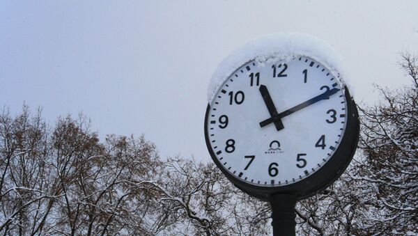 Уличные часы в снегу, архивное фото - Sputnik Литва