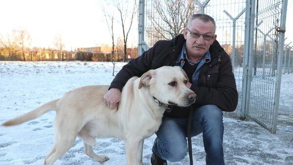 Собака, найденная полицейскими, и ее хозяин - Sputnik Lietuva
