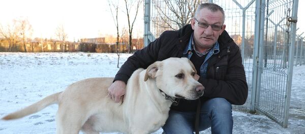 Собака, найденная полицейскими, и ее хозяин Собака, найденная полицейскими, и ее хозяин - Sputnik Lietuva