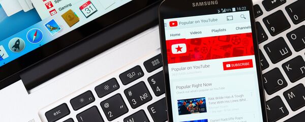 Сайт Youtube на мобильном приложении и компьютере Сайт Youtube на мобильном приложении и компьютере - Sputnik Lietuva