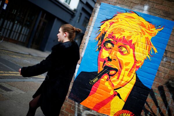 Женщина проходит мимо карикатуры на министра иностранных дел Великобритании - Sputnik Lietuva