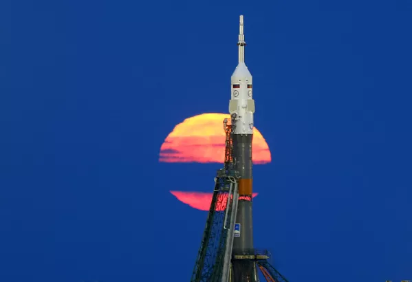 Суперлуние виднеется позади космического корабля Союз МС-03 Суперлуние виднеется позади космического корабля Союз МС-03 - Sputnik Lietuva