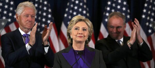 Хиллари Клинтон обращается с сотрудниками Хиллари Клинтон обращается с сотрудниками - Sputnik Lietuva