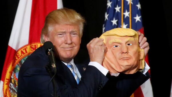 Пока еще кандидат в президенты Дональд Трамп держит маску себя - Sputnik Литва